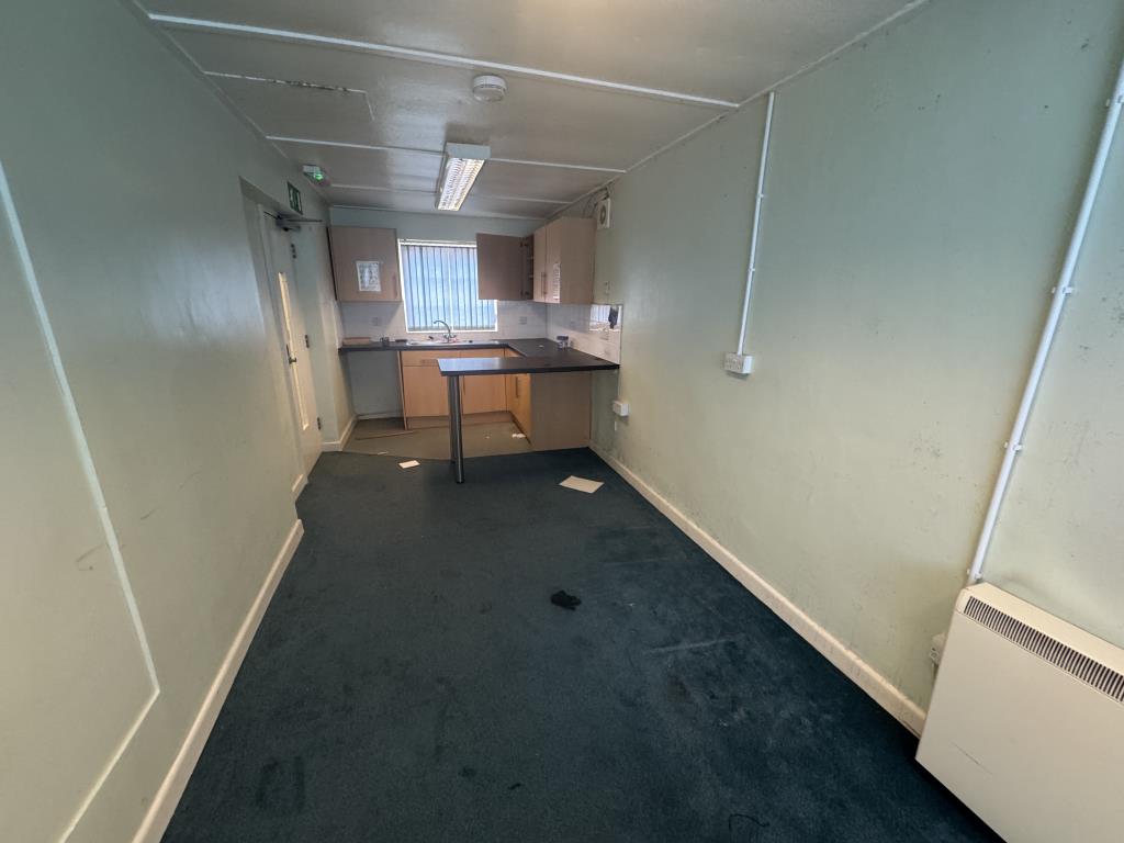 Lot: 28 - VACANT DETACHED BUILDING WITH POTENTIAL AND CAR PARK LET ON A 10-YEAR LEASE - Ground floor kitchen